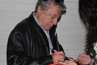 El maestro Ciro firmando un autógrafo